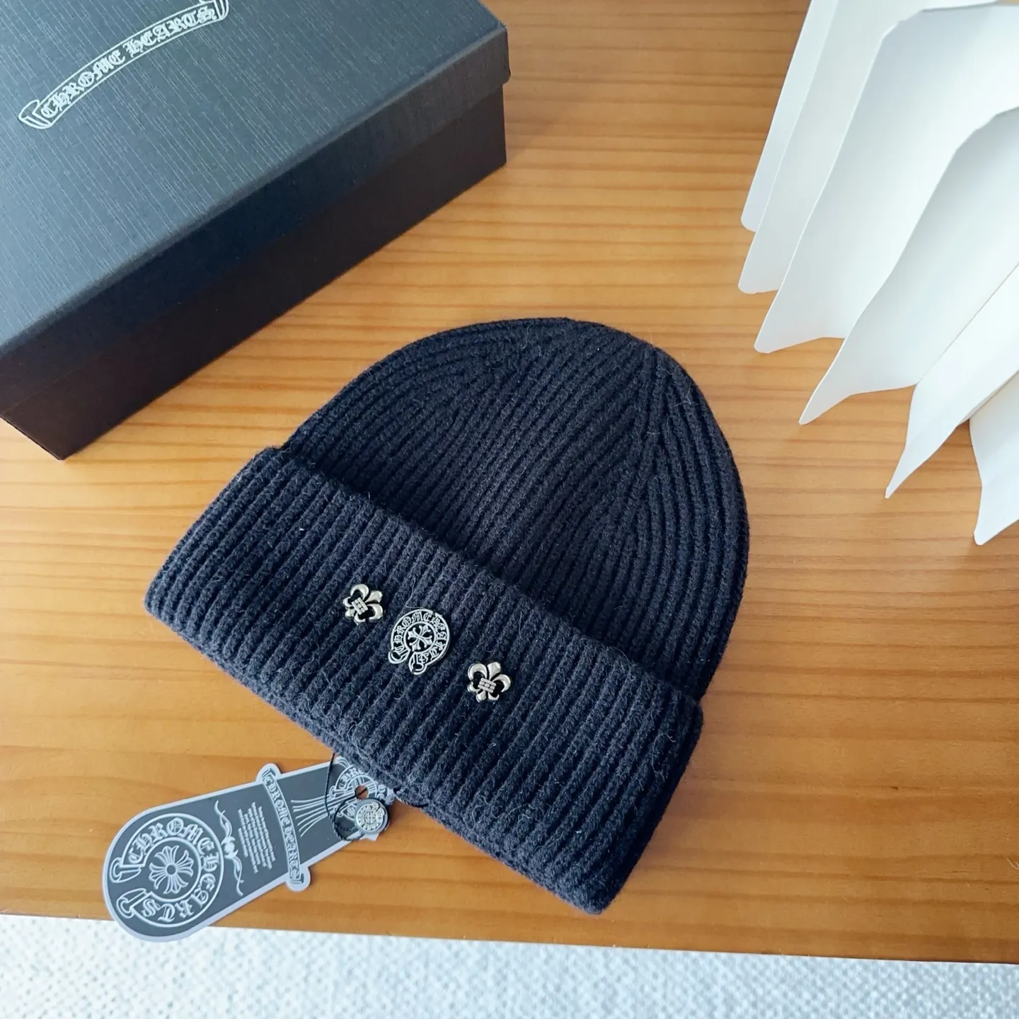 💰50 Crow Heart Autumn and Winter Wool Knitted Beanie This must be a favorite of minimalism. It is clean, neat, fashionable and versatile, and will definitely not be picky about your face shape! A fashionable classic that lasts forever! Fashionable black and white can be purchased together!